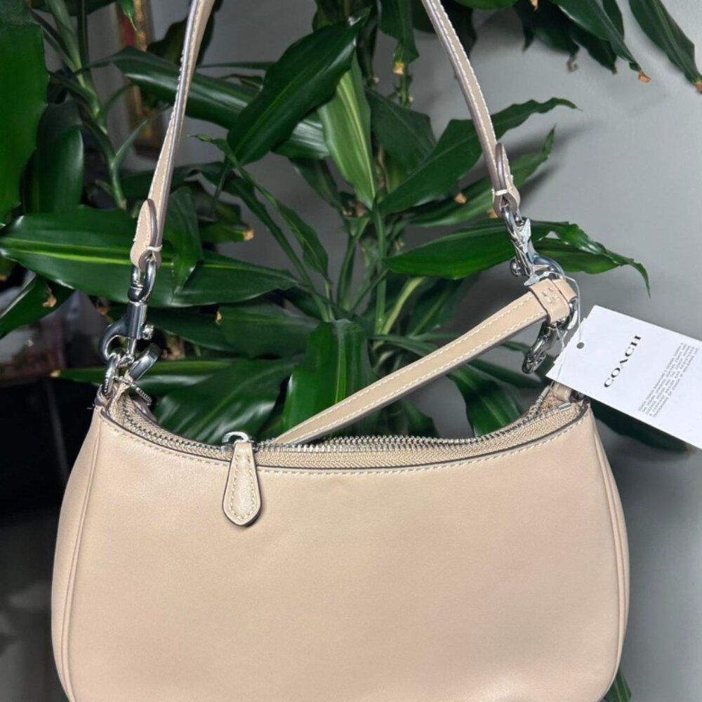 Coach Beige Leather Shoulder Bag with Signature 'C' - Picture 4 of 5